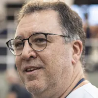 Marcelo Teixeira fala demais ao vivo e entrega saída de +1 titular do Santos