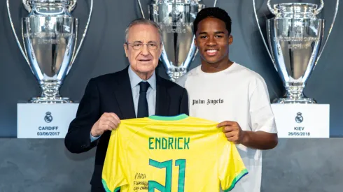 Endrick (à direita) e Florentino Pérez (à esquerda) no memorial do Real Madrid – Foto: Divulgação/Real Madrid