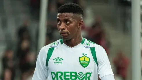 Jonathan Cafu jogador do Cuiaba deixa o campo durante partida contra o Athletico-PR no estadio Arena da Baixada pelo campeonato Brasileiro A 2023. Foto: Robson Mafra/AGIF