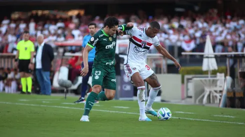 Jogador Caio Paulista Disputando bola com Raphael Veiga durante partida no Morumbi, Domingo 11 de junho. Foto: Mariana Kasten/AGIF