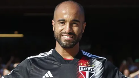 Lucas Moura, apresentado em seu retorno ao São Paulo - Foto: Miguel Schincariol/Getty Images