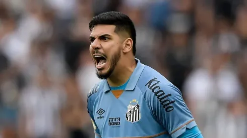Joao Paulo goleiro do Santos durante partida contra o Botafogo no estadio Engenhao pelo campeonato Brasileiro A 2023. Thiago Ribeiro/AGIF