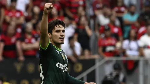 Raphael Veiga jogador do Palmeiras comemora seu gol durante partida contra o Flamengo no estadio Mane Garrincha pelo campeonato SuperCopa 2023. Foto: Mateus Bonomi/AGIF