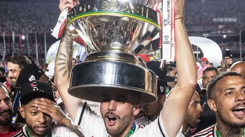 Lucas Beraldo levantando a taça de campeão da Copa do Brasil. Foto: redes sociais / Lucas Beraldo.