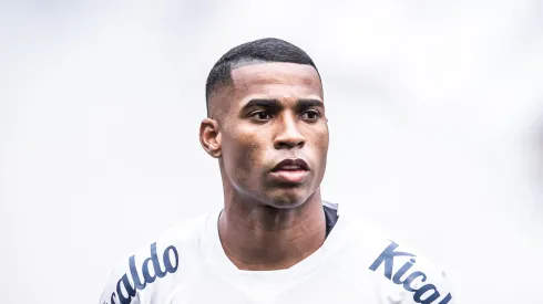Jean Lucas vai vestir vermelho, branco e azul em 2024. Foto: Raul Baretta/ Santos FC