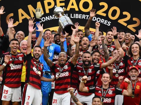 Não acredito! Loja do Fluminense esconde escudo do Fla em taça da Libertadores
