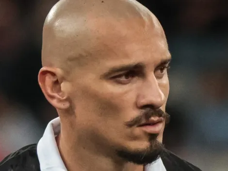 Vasco reforça setor defensivo, elevando a briga pela titularidade