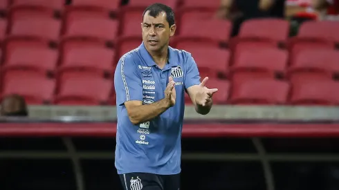 Foto: Pedro H. Tesch/AGIF – Carille teve chegada polêmica no Santos