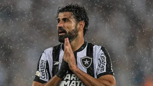 Diego Costa em ação pelo Botafogo - Foto: Thiago Ribeiro/AGIF