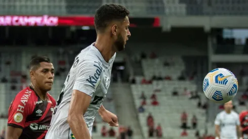 Pedro Rocha jogador do Athletico-PR disputa lance com Robson Reis jogador do Santos durante partida no estadio Arena da Baixada pelo campeonato Brasileiro A 2021. Foto: Robson Mafra/AGIF