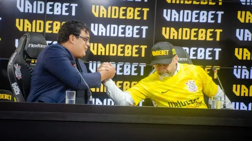 Augusto Melo anunciando a nova patrocinadora máster do Timão. Foto: Jozzu / redes sociais Corinthians