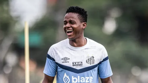 Cazares vem treinando bem no Peixão. Foto: Raul Baretta/ Santos FC.