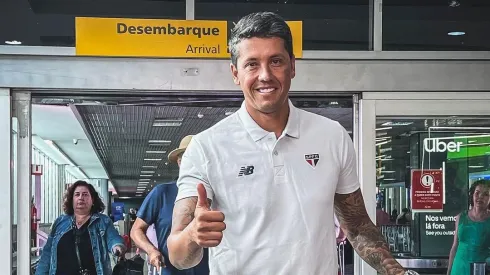 Thiago Carpini desembarcando no Aeroporto para se apresentar ao São Paulo. Foto: redes sociais / São Paulo