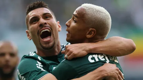 Deyverson e Moisés comemoram gol marcado pelo Palmeiras – Foto: Divulgação/SE Palmeiras
