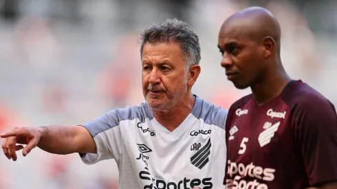 Osorio e Fernandinho durante treino. Foto: José Tramontin/athletico.com.br