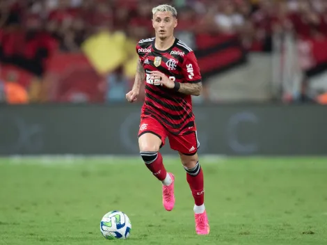Varela leva Nação à loucura na web em goleada do Flamengo no Carioca
