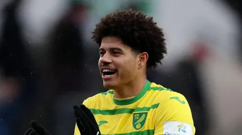 Gabriel Sara em ação com a camisa dos Canários. Foto: Ryan Hiscott/Getty Images.