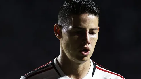 James Rodriguez, jogador do Sao Paulo disputa lance com jogador do Gremio durante partida no estadio Morumbi pelo campeonato Brasileiro A 2023. Foto: Fabio Giannelli/AGIF