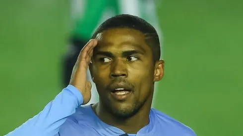 Douglas Costa define onde vai jogar. Foto: Pedro H. Tesch/AGIF