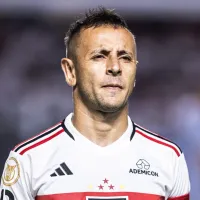 Mesmo sem jogar, Rafinha aparece no vestiário e dá a letra: “Aqui é time grande”