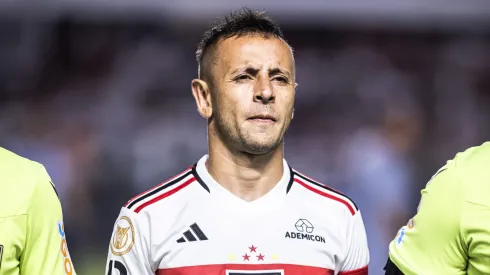 Rafinha jogador do Sao Paulo durante partida contra o Bragantino no estadio Vila Belmiro pelo campeonato Brasileiro A 2023. Foto: Abner Dourado/AGIF
