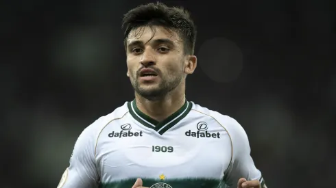 Victor Luis jogando pelo Coritiba durante partida contra o Fluminense no estadio Maracana pelo campeonato Brasileiro A 2023. Foto: Jorge Rodrigues/AGIF