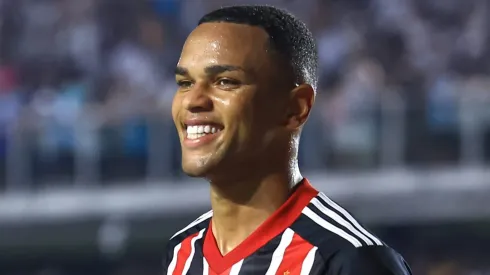 Juan jogador do Sao Paulo durante partida contra o Santos no estadio Vila Belmiro pelo campeonato Brasileiro A 2023. Foto: Marcello Zambrana/AGIF