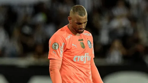 Weverton toma atitude sobre gramado do Palmeiras. Foto: Thiago Ribeiro/AGIF