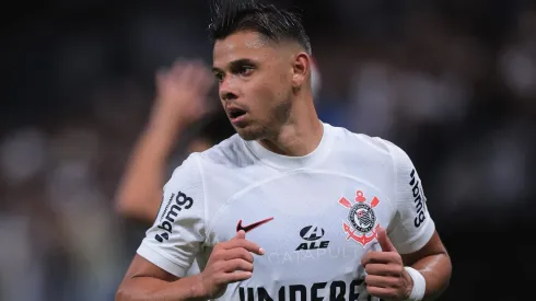 Augusto Melo precisou agir por Romero – Foto: Ettore Chiereguini/AGIF.