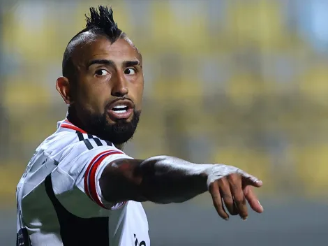 Apresentação de Vidal no Colo-Colo tem chegada de helicóptero e até cavalo