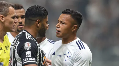 Marlon tirando satisfação com Hulk. Foto: Gilson Lobo/AGIF