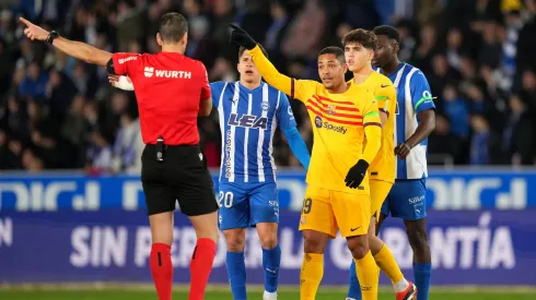 Vitor Roque sendo expulso no jogo contra o Alaves. Foto: Juan Manuel Serrano Arce/Getty Images.