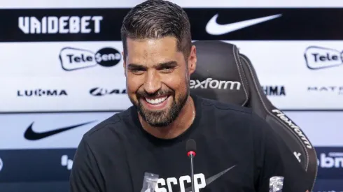 Foto: Rodrigo Coca/Ag. Corinthians - António Oliveira em sua apresentação no Corinthians