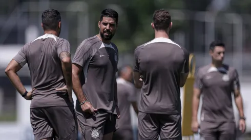António Oliveira treinando a equipe do Corinthians. Foto: Rodrigo Coca / Corinthians.