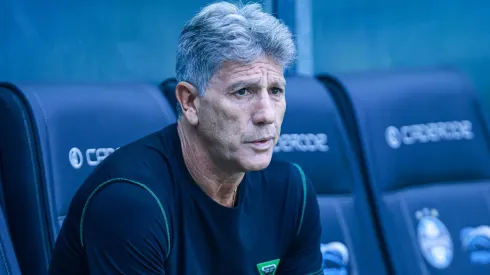 Renato sai em defesa de meio-campista do Grêmio. Foto: Maxi Franzoi/AGIF