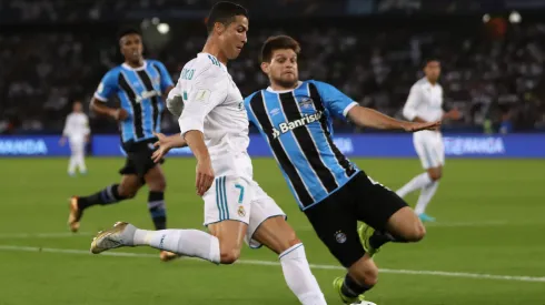 Cristiano Ronaldo disputando bola com Kannemann na final do Mundial de 2017. Foto: Francois Nel/Getty Images)
