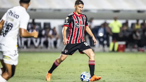 São Paulo e Santos se enfrentando na Vila Belmiro no Cmapeonato Brasileiro de 2023. Foto: Abner Dourado/AGIF
