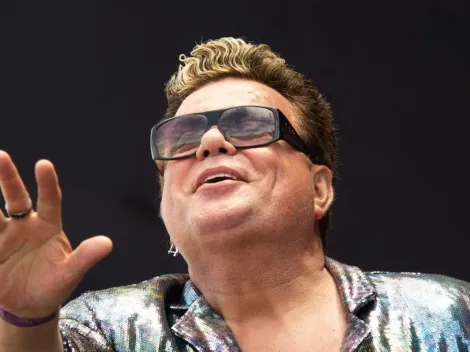 Vasco presenteia carnavalesco Milton Cunha com camisa personalizada levando folião a loucura