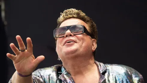 Milton Cunha recebe presente do Gigante da Colina durante o Carnaval. Foto: Barbara Dias/AGIF