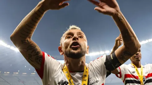 Rafinha comemorando o título da Supercopa. Foto: Gilson Lobo/AGIF