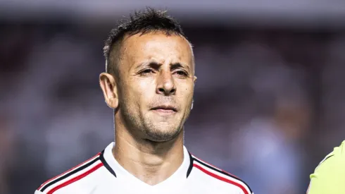 SP - SANTOS - 08/11/2023 - BRASILEIRO A 2023, SAO PAULO X BRAGANTINO - Rafinha jogador do Sao Paulo durante partida contra o Bragantino no estadio Vila Belmiro pelo campeonato Brasileiro A 2023. Foto: Abner Dourado/AGIF