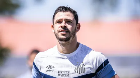 Giuliano em ação durante treinamento no CT Rei Pelé. Foto: Raul Baretta/ Santos FC