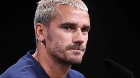 Foto: Lars Baron/Getty Images - Griezmann concedendo entrevista coletiva com a Seleção Francesa, em 2023