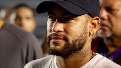 Foto: Leonardo Lima/AGIF - Neymar torcendo para o Santos em partida na Vila Belmiro