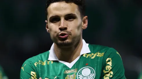 Foto: Cesar Greco/Palmeiras - Raphael Veiga comemorando pelo Palmeiras em clássico contra o Santos