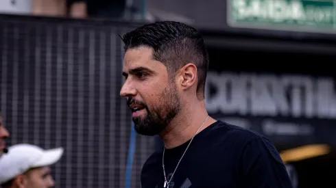 Antônio Oliveira tem atitude inusitada com torcedores. Foto: Leonardo Lima/AGIF