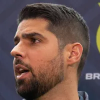 António Oliveira mal chega e resolve problema grave deixado por Mano no Corinthians