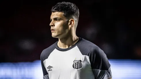 Gabriel Brazão foi anunciado pelo Peixe horas antes de sofrer novo 'transfer ban' - Foto: Raul Baretta/Santos FC