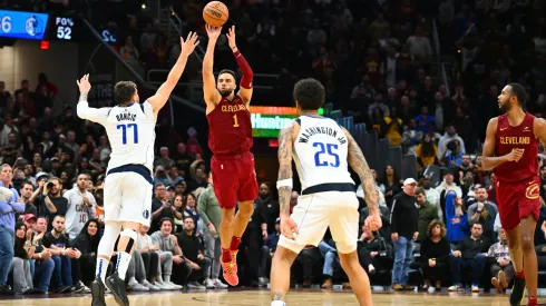 Cesta incrível de Max Strus em cima de Luka Doncic decidiu o jogo entre Cleveland Cavaliers e Dallas Mavericks (Foto: Jason Miller/Getty Images)