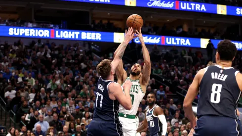 Jayson Tatum e Luka Doncic em disputa; duelo deve ser o principal em quadra durante Celtics x Mavericks, no TD Garden (Foto: Tim Heitman/Getty Images)